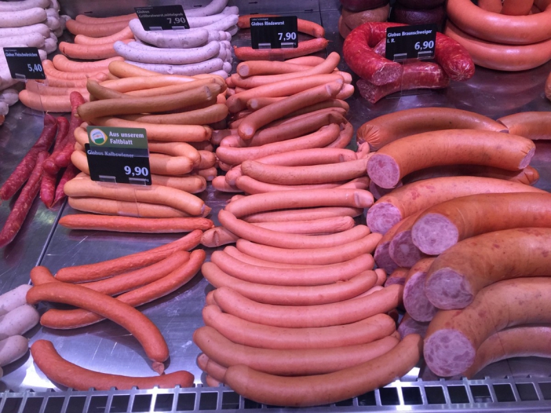 vitrine-ISOLA-min_sausages_meat_butchery-1069321